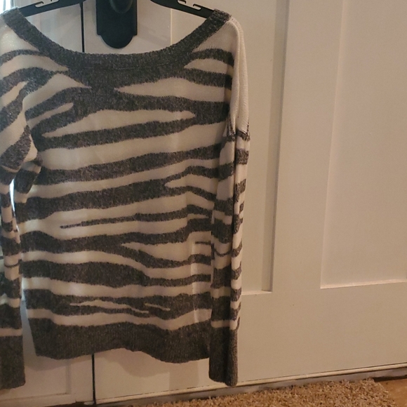 Express Sweater - Picture 2 of 3